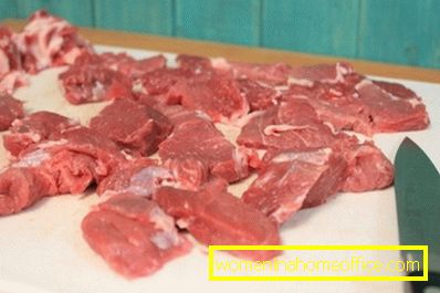 Tenere la carne in acqua fredda per 30-40 minuti, sciacquare sotto l'acqua corrente, tagliarla a pezzi grossi