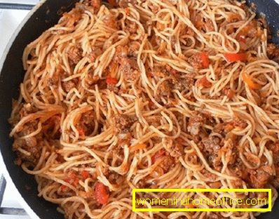 Metti gli spaghetti bolliti nella salsa pronta