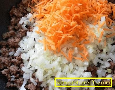 Aggiungere le carote e le cipolle al trito arrostito